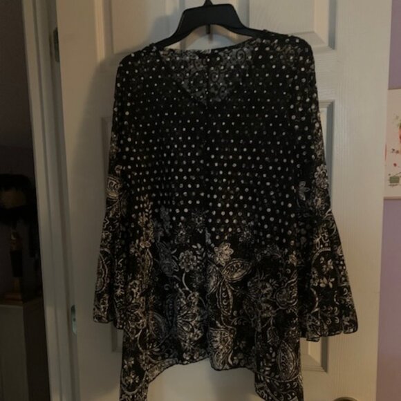 Black/White Tunic Style! - Picture 1 of 6